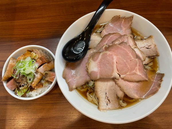 「ﾁｬｰｼｭｰ麺 大盛 ﾁｬｰｼｭｰ丼 ¥1,470」@純手打ち だるまの写真