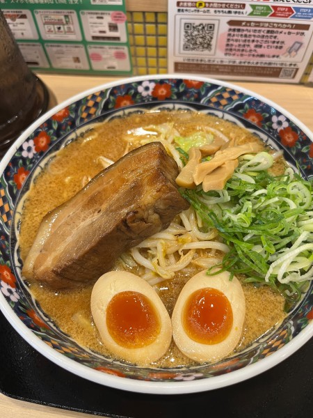 「煮卵のせ角煮味噌ラーメン」@五穀みそらーめん 味噌屋蔵之介 所沢けやき台店の写真