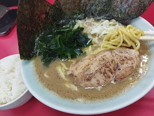 「とんこつラーメン(醤油)(太麺)(850)」@とんこつラーメン松平 六浦店の写真