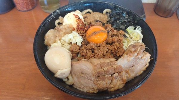 「冷やし台湾まぜそば￥1000 豚マシ￥200 麺増し￥100 T」@それいけ！たかちゃんラーメンの写真