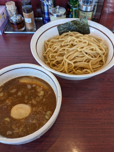 「煮魚出汁つけめん  味玉（＋麺半玉）」@つけめん 美豚 あきる野店の写真