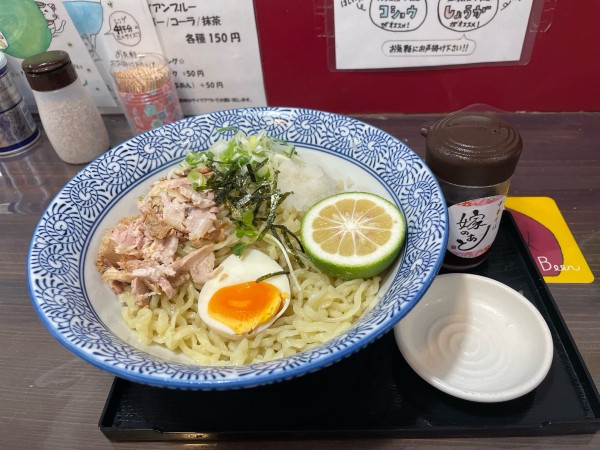 「冷やしラーメンおろしカボス（850円）＋大盛＋ほぐし肉」@中華そば 嫁のあとの写真