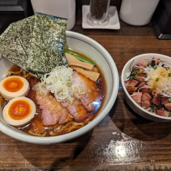 「特製中華蕎麦（醤油）炙り叉焼丼」@櫻井中華そば店の写真