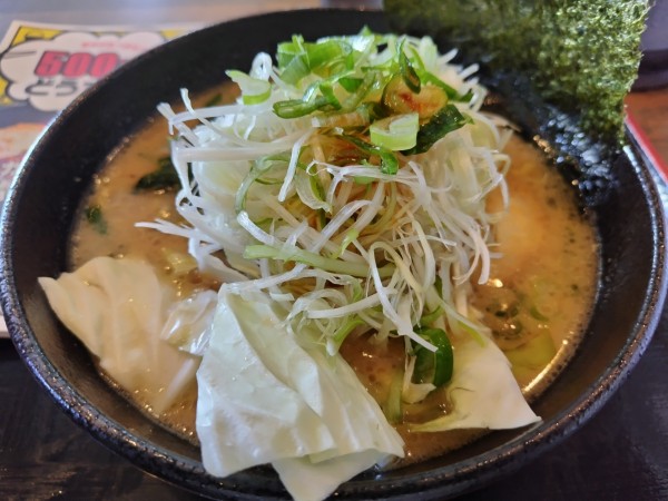 「醤油とんこつラーメン　※かため＆濃いめ※㋗で５００円　＋ねぎ」@ラーメン 白  本店の写真