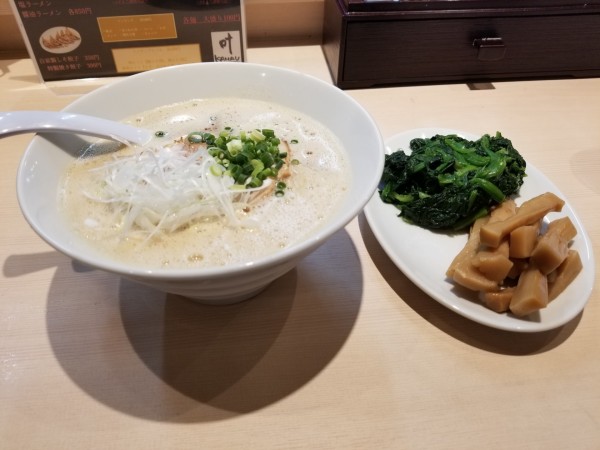 「鶏白湯醤油500円+めんま100円+ほうれん草100円」@鶏白湯らーめん 叶の写真