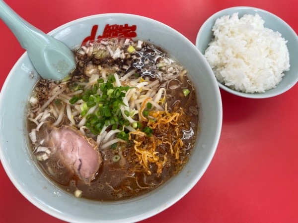 「焦がし醤油ラーメン￥８８０　小ライス￥１３０」@ラーメン山岡家 愛知刈谷店の写真