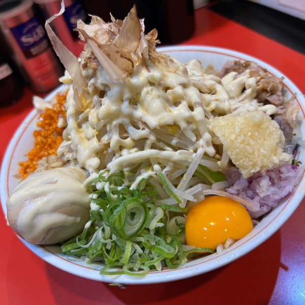 「冷やしまぜそば大盛　味玉　コール 「ヤサイ増、背脂増、超ガリマヨ」@用心棒 市ヶ谷飯田橋の写真