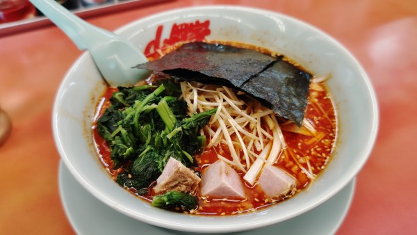 「辛味噌ネギラーメン激辛＆クーポンほうれん草」@ラーメン山岡家 大口店の写真