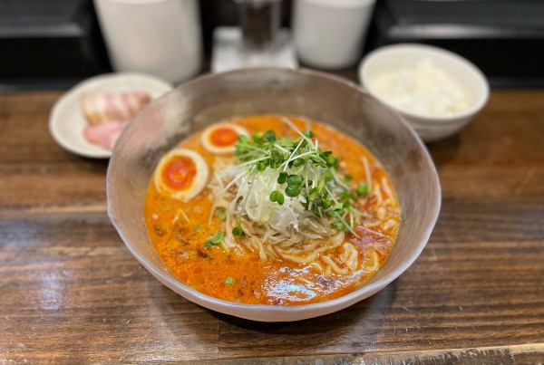 「【限定】冷やしヨーグルト担々麺と洗い麺セット、寿雀卵の味玉、焼豚」@櫻井中華そば店の写真