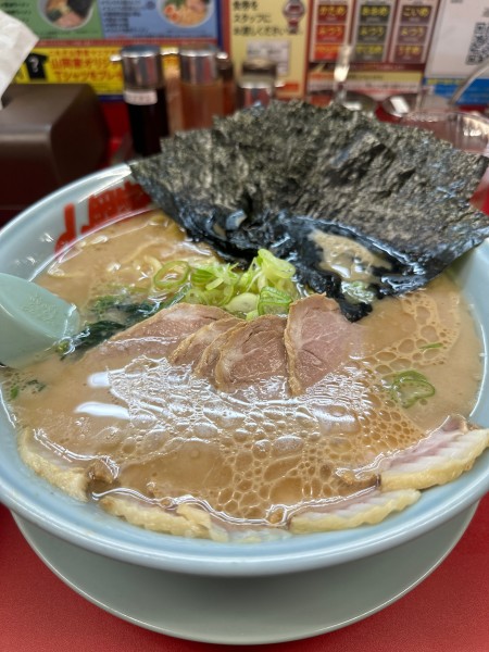 「家系　豚骨醤油チャーシュー麺　海苔トッピング」@ラーメン山岡家 長府店の写真