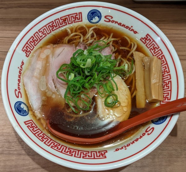 「淡麗醤油ラーメン 880円」@ソラノイロ NIPPONの写真