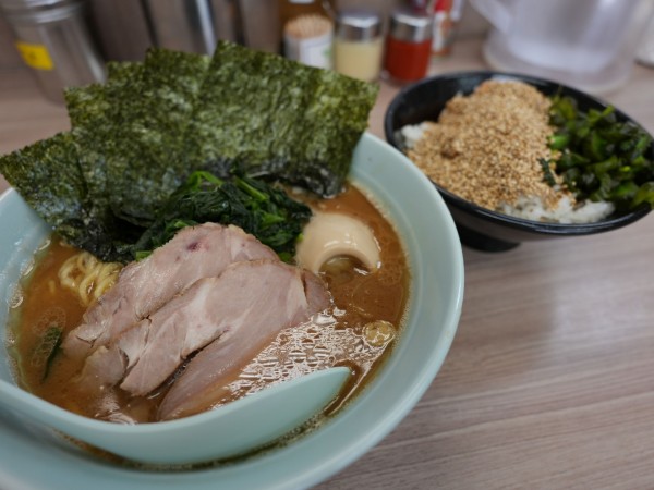 「白山ラーメン 麺硬め+味濃いめ+油多め+サービスライス」@横浜ラーメン 武蔵家 白山店の写真
