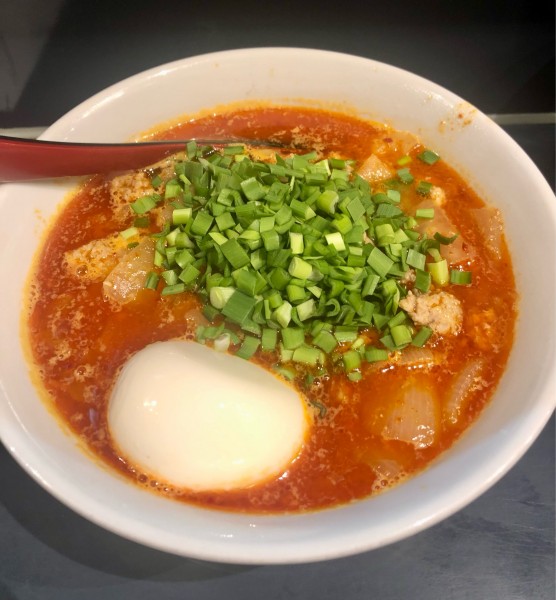 「勝浦坦々麺 半熟卵 タマネギ増 950+50+100円」@じもんの写真