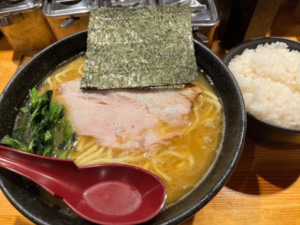 「ラーメン中盛　ライス」@横浜家系ラーメン 宗八 柏本店の写真