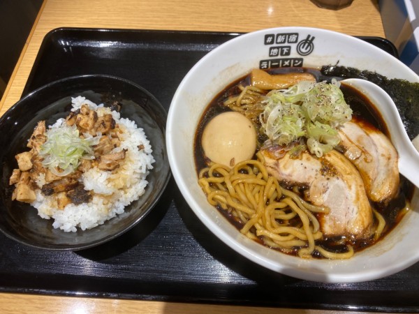 「【麺家いろは】富山ブラック味玉+豚そぼろ丼 1560」@#新宿地下ラーメンの写真