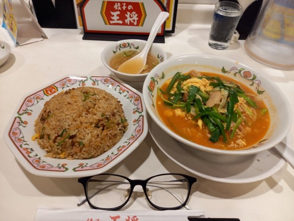 「豚辛ラーメン(かため)・チャーハン」@餃子の王将 蒲田東口店の写真
