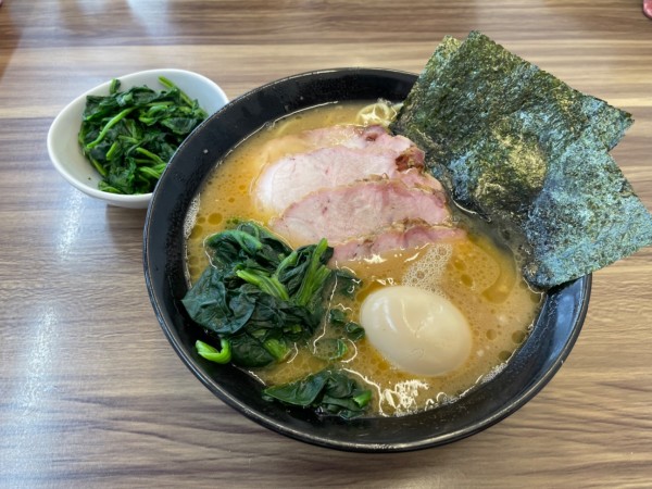 「チャーシュー麺、半熟味玉、生ほうれん草」@横浜家系ラーメン 宮里家の写真