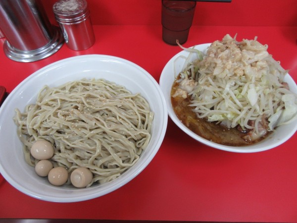 「小ラーメン（９００円）＋つけ麺ゴマ味１００円＋うずら１００円」@ラーメン二郎 柏店の写真