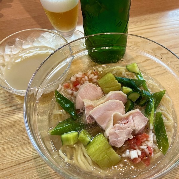 「【限定】奥美濃古地鶏と貝の冷やしそば＋名物焼売＋ビール」@麺 㐂色の写真