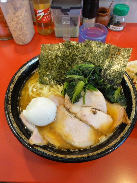 「大盛チャーシュー1130円硬 白玉10円野菜畑100円」@家系総本山 ラーメン吉村家の写真