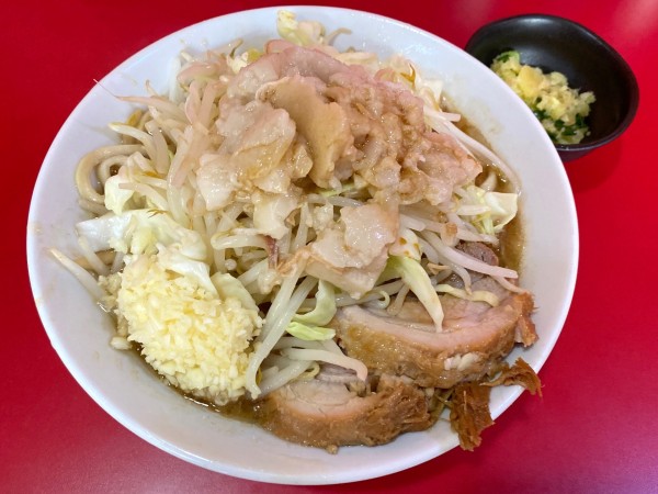 「ラーメン 900円 ＋ ねぎ生姜 100円」@ラーメン二郎 札幌店の写真