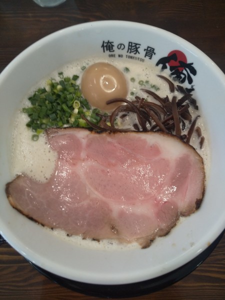 「泡豚骨ラーメン（味玉付き）」@俺の豚骨 港店の写真