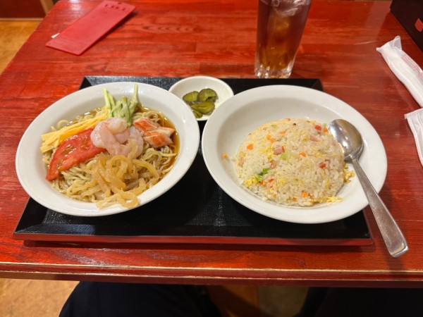 「冷やし中華と半チャーハンのセット980円」@中国本場的料理 華龍飯店 高崎モントレー店の写真