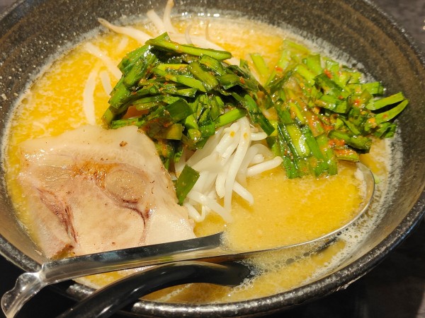 「辛ニラ味噌らーめん」@らーめん ともの写真