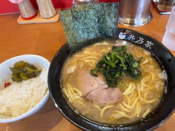 「ラーメン　半ライス」@井乃家の写真