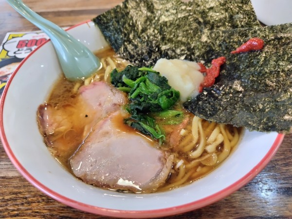 「ラーメン　並　：かため　※㋗で５００円　＋ニンニク＆豆板醤」@豚骨醤油ラーメン まじめ家の写真
