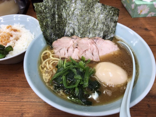 「ミニ装備 並(濃いめ、多め)+無料ライス 880円」@横浜ラーメン 武蔵家 成増店の写真