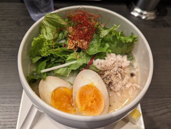 「特製鶏白湯ラーメン980円」@鶏白湯ラーメン 自由が丘蔭山 新宿東宝ビル店の写真