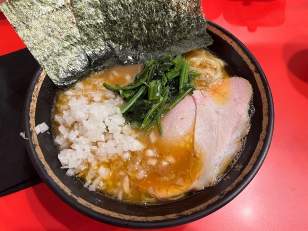 「ラーメン850円＋たまねぎ100円」@横浜家系総本山 吉村家直系店 ラーメン内田家の写真