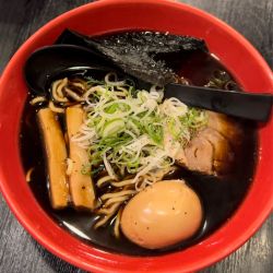 富山ブラック味玉ラーメン