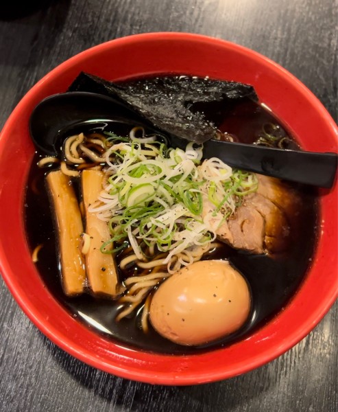 「富山ブラック味玉ラーメン」@麺家いろは 京都駅ビル店の写真