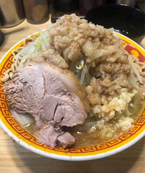 「ラーメンヤサイアブラマシニンニクスコシ 880円」@えどもんど 中野の写真
