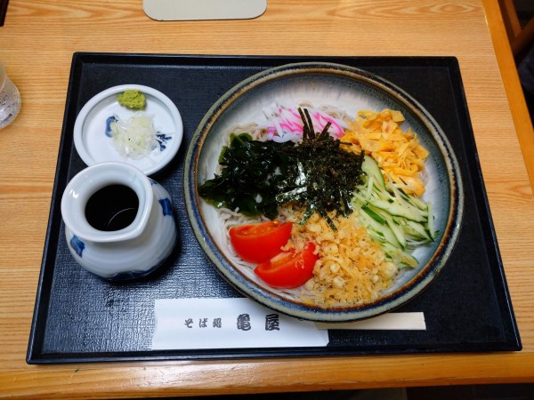 「冷やしたぬきそば（800円）」@そば処 亀屋の写真