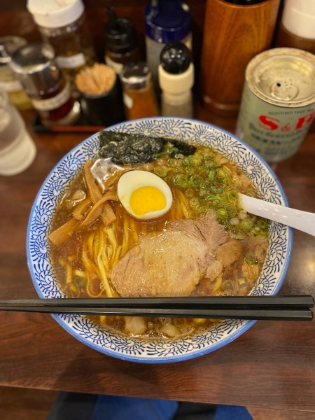 「醤油ラーメン大盛味濃いめ脂多め」@醤油らーめん かまやつの写真