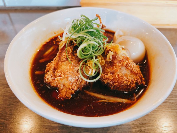 「油淋鶏オンザ辛い冷やしらーめん」@らーめん楓の写真