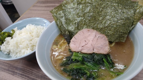 「ラーメン、海苔、無料ライス、ライスおかわり」@横浜ラーメン 武蔵家 武蔵境店の写真