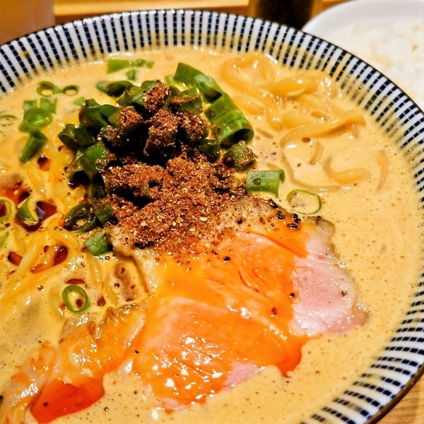 「ふく流ＲＥＤ＋大盛無料＋ライス無料」@ふく流らーめん 轍 東京高田馬場本店の写真