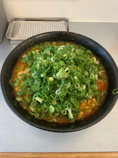 「ネギ辛麺(中華麺)、石焼きご飯(チーズトッピング)」@辛麺屋 堺東店の写真