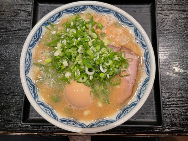 「博多らぁめん(¥900)味玉&ネギ(各¥200)」@博多麺房 赤のれん 丸ビル店の写真