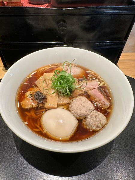 「鴨中華そば　醤油＋特製トッピング　1550円」@鴨中華そば 楓の写真