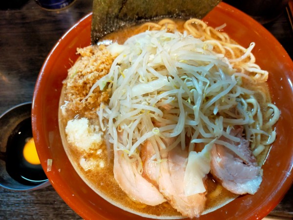 「小ラーメン1000円(大150円)+生卵70円+生姜50円」@豚星。の写真