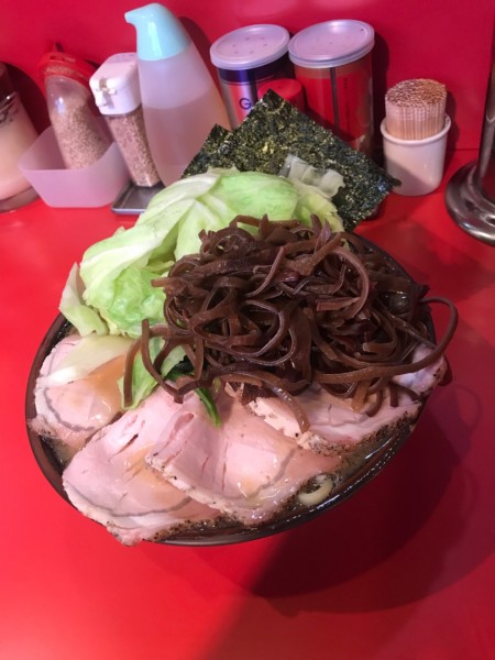 「チャーシューメン 900円＋キャベツ 100円」@どんとこい家の写真