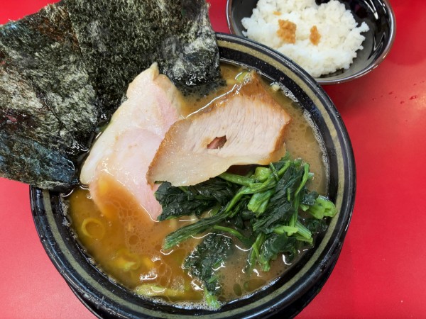 「ラーメン850円＋半ライス60円＋限定トントロ50円」@IEKEI_TOKYO 王道家直系の写真