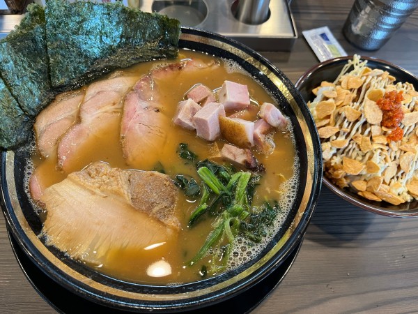 「チャーシューメン(３枚)+豚トロ+サイコロチャーシュー　ライス」@家系ラーメン がくの写真