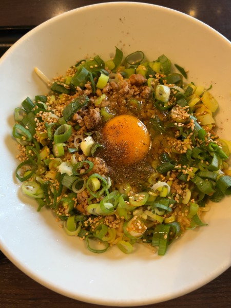 「冷やし汁なし担々麺(白)」@餃子や 獅丸の写真