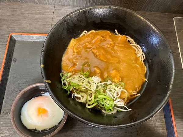 「カレーそば(550円)+温玉(クーポン使用)」@ゆで太郎 大井町店の写真